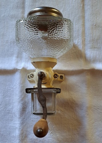 Alte mechanische kaffeemühle - alte,
