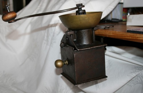 Sehr alte kaffeemühle - alte,