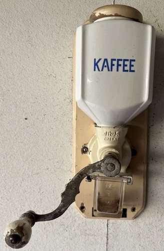 Sehr alte kaffeemühle - sehr,