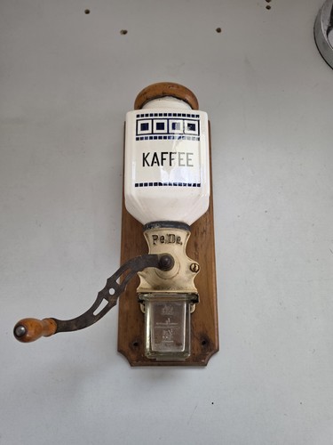 Alte antike wandkaffeemühle - alte,
