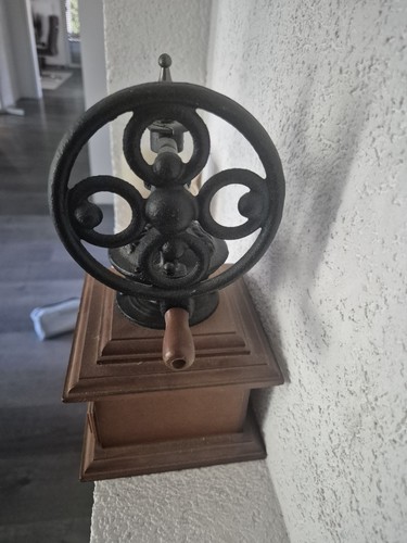Alte kaffeemühle aus holz - aus,