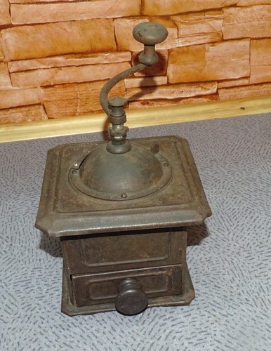 Alte kaffeemühle aus metall - alte,