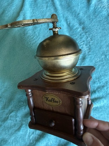 Alte manuelle kaffeemühle aus - alte,