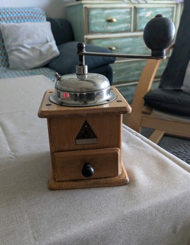 Sehr alte kaffeemühle - alte, kaffeemühle,